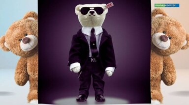 Karl Lagerfeld Teddy Bear को साल 2008 में Steiff ने बनाया था। ये एक खास लिमिटेड एडिशन पीस है। इस टेडी बियर को Karl’s ब्लैक सूट और चश्मा पहनाया गया। इसकी कीमत लगभग 3 लाख रुपए हैं।