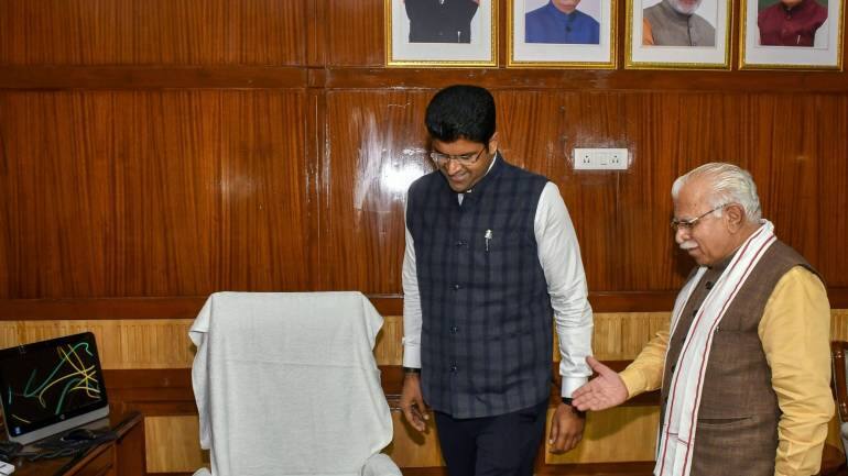 Haryana Political Crisis: सिर्फ दो सीटों पर BJP-JJP में बिगड़ी बात, हरियाणा में CM समेत बदलनी पड़ गई पूरी सरकार Haryana Political Crisis: सिर्फ दो सीटों पर BJP-JJP में बिगड़ी बात, हरियाणा में CM समेत बदलनी पड़ गई पूरी सरकार