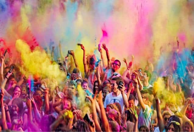 Holi 2024: शरीर और कपड़ों पर लग जाए रंग, नहीं हों परेशान, ऐसे करें साफ