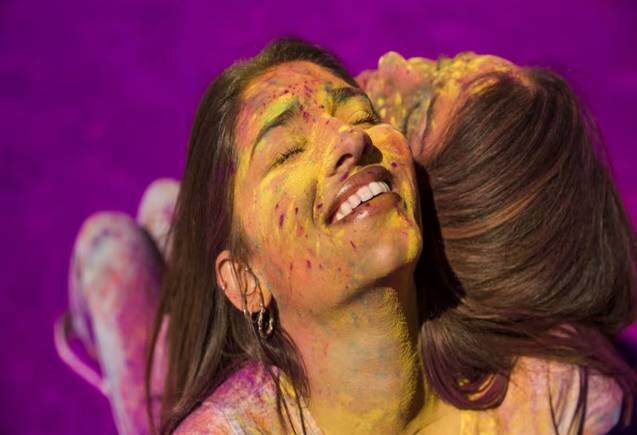 Happy Holi 2024: अपने दोस्तों परिवार के लोगों को भेजे शुभकामनाएं, होली विश करने के लिए होंगे बेस्ट