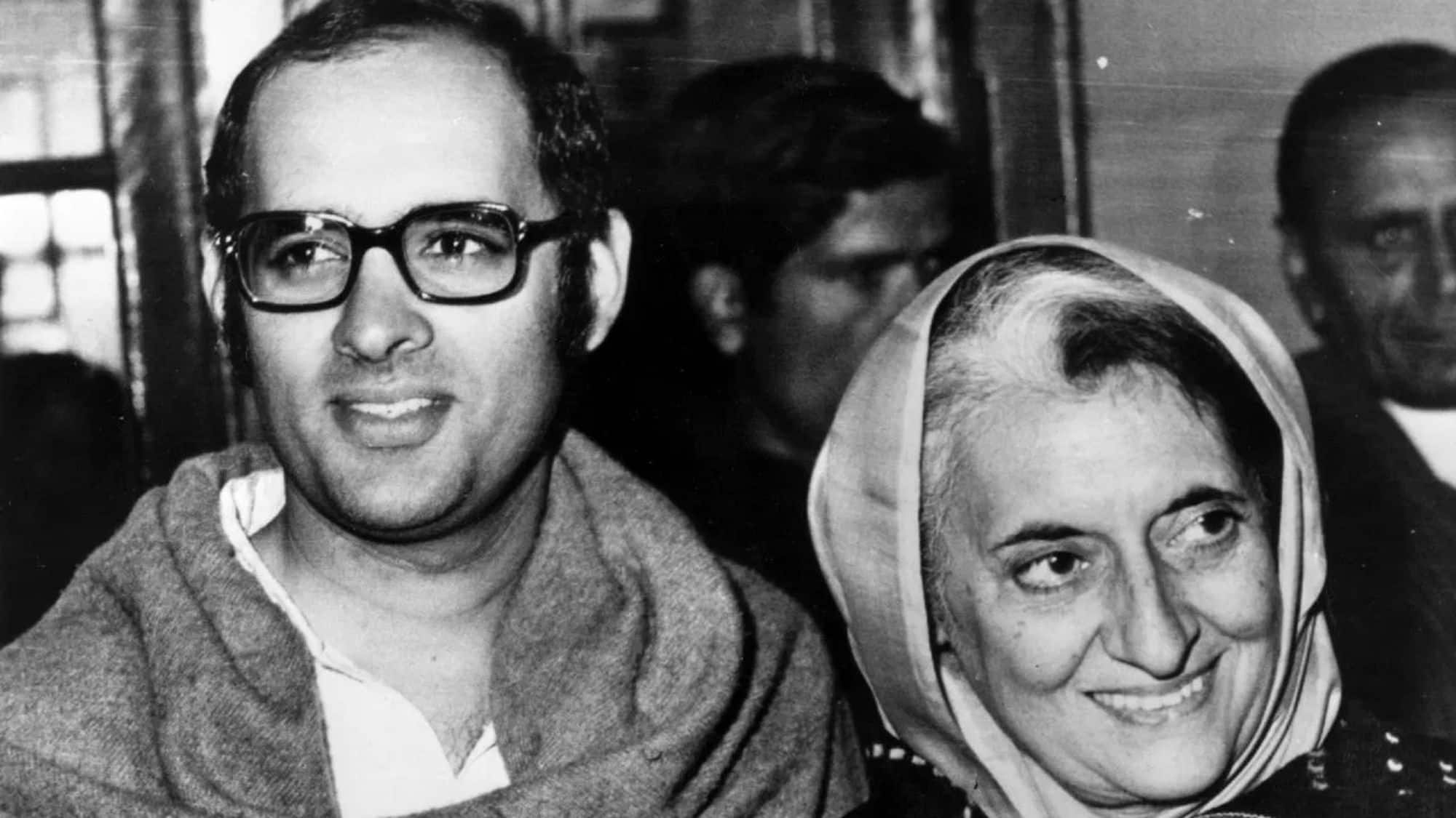जनवरी 1978 में इंदिरा ने कांग्रेस को फिर तोड़ते हुए नई पार्टी बनाई। इसे उन्होंने कांग्रेस (आई) का नाम दिया। उन्होंने इसे असली कांग्रेस बताया। इसका असल राष्ट्रीय राजनीति से लेकर राज्यों की राजनीति तक पड़ा।हर जगह कांग्रेस दो हिस्सों में टूट गई। अबकी बार इंदिरा गांधी ने चुनाव आयोग से नए चुनाव चिन्ह की मांग की। गाय-बछड़े का चुनाव चिन्ह देशभर में कांग्रेस के लिए नकारात्मक चुनाव चिन्ह के रूप में पहचान बन गया था। देशभऱ में लोग गाय को इंदिरा और बछड़े को संजय गांधी से जोड़कर देख रहे थे। विपक्ष इस चुनाव चिन्ह के जरिए मां-बेटे पर लगातार हमला कर रहा था। माना जा रहा था कि इंदिरा खुद अब चुनाव चिंह से छुटकारा चाहती थीं। जब उन्होंने कांग्रेस को 1978 में तोड़ा तो चुनाव आयोग ने इस सिंबल को फ्रीज कर दिया।