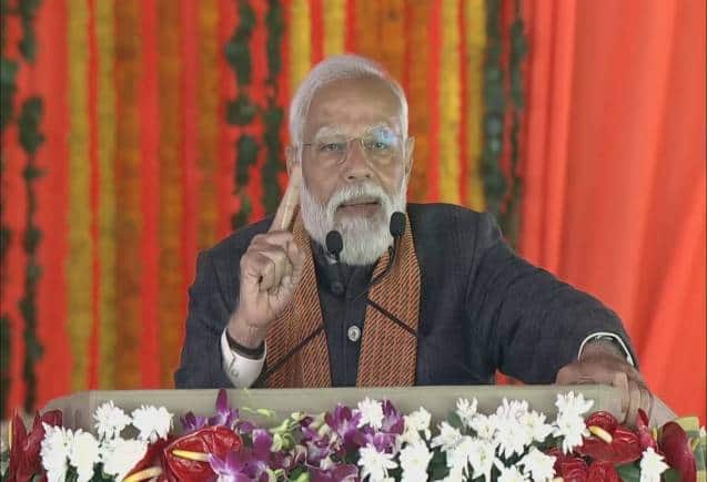 PM Modi Srinagar Visit: 'भारत का मस्तक है जम्मू-कश्मीर, 370 का लाभ कुछ राजनीतिक परिवार ही उठा रहे थे', श्रीनगर में बोले पीएम मोदी PM Modi Srinagar Visit: 'भारत का मस्तक है जम्मू-कश्मीर, 370 का लाभ कुछ राजनीतिक परिवार ही उठा रहे थे', श्रीनगर में बोले पीएम मोदी