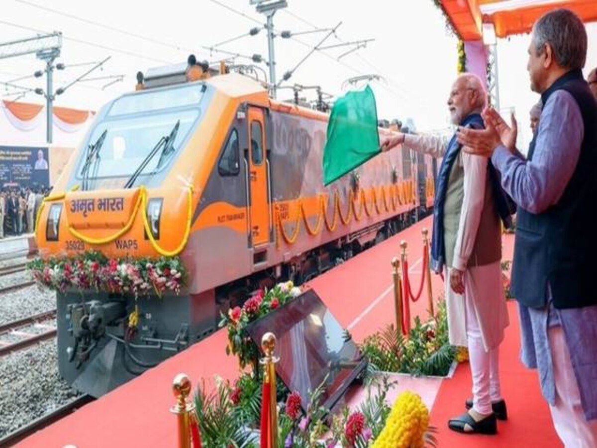 PM Modi Gujarat Visit : PM मोदी ने इन भारत ट्रेनों को दिखाई हरी झंडी, 85,000 करोड़ की परियोजनाओं का शिलान्यास.. 1 Vande Bharat Train: पीएम मोदी ने 10 वंदे भारत ...