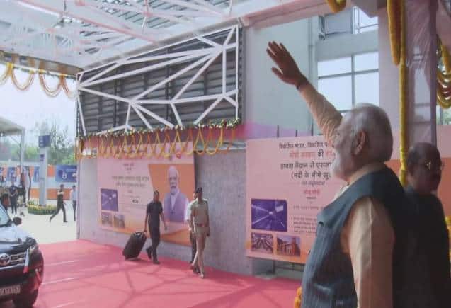 PM Modi West Bengal Visit: पीएम मोदी ने पानी के नीचे दौड़ने वाली मेट्रो का किया उद्घाटन, जानिए खासियत