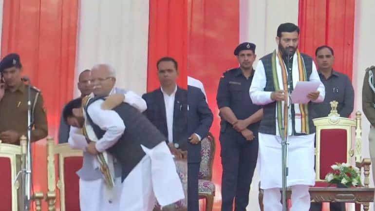 Nayab Singh Saini Oath: पहले छुए खट्टर के पैर, फिर नायब सिंह सैनी ने ली हरियाणा के मुख्यमंत्री पद की शपथ Nayab Singh Saini Oath: पहले छुए खट्टर के पैर, फिर नायब सिंह सैनी ने ली हरियाणा के मुख्यमंत्री पद की शपथ