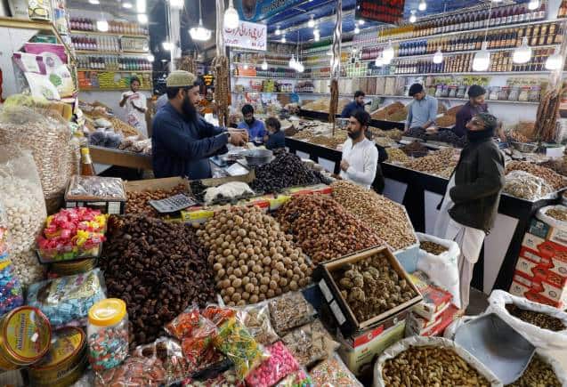 Pakistan: रमजान में सातवें आसमान पर पहुंचे फलों और सब्जियों के दाम, ₹300 प्याज तो शिमला मिर्च और सेब मिल रहा 400 किलो