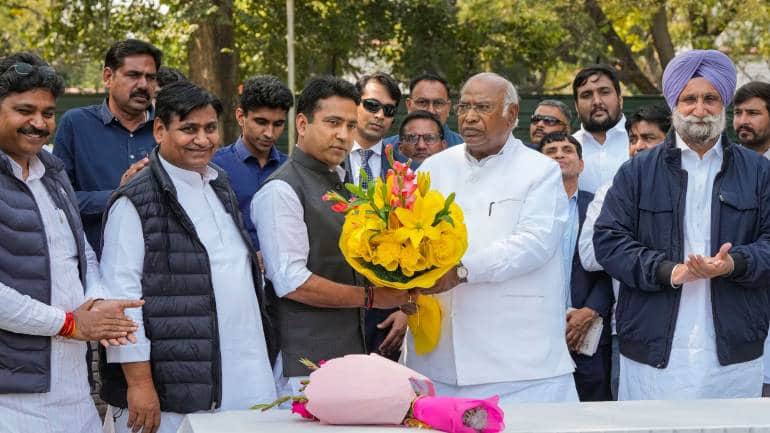 Lok Sabha Elections 2024: दो दिन में BJP को दो झटके! अब चुरू के BJP सांसद राहुल कस्वां ने थामा कांग्रेस का हाथ