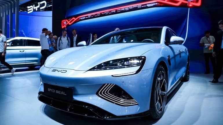 BYD Seal EV भारत में 3 वेरिएंट्स में लॉन्च, कीमत, फीचर्स और रेंज समेत पूरी डिटेल