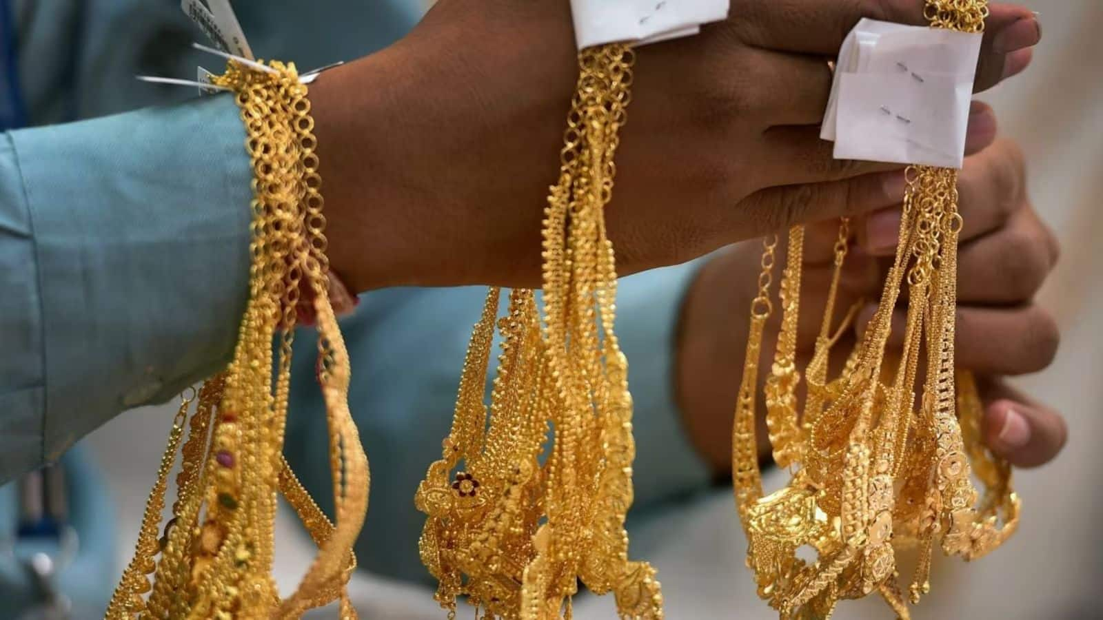 Gold Price: सोने की कीमत 70248 रुपये के ऑल टाइम हाई पर, ऐसे में सोना खरीदें, बेचें या इंतजार करें!