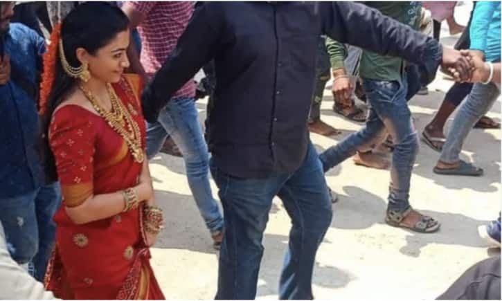 Rashmika Mandanna पुष्पा के सेट पर आईं नजर, लाल साड़ी में श्रीवल्ली की फोटोज आईं सामने