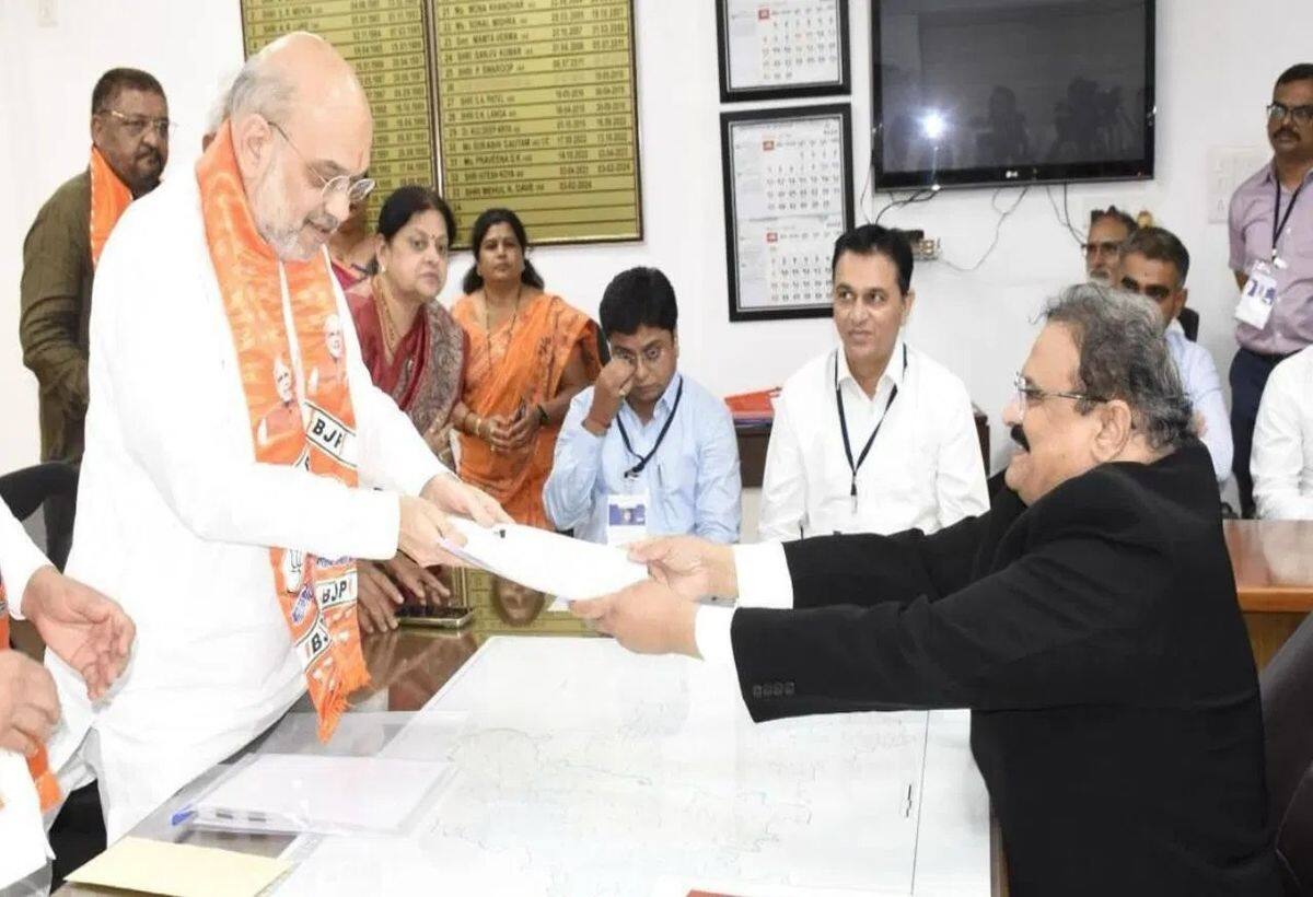 Lok sabha Elections 2024: अमित शाह ने गांधीनगर से नामांकन किया दाखिल, कहा- तीसरी बार नरेंद्र मोदी बनेंगे पीएम Lok sabha Elections 2024: अमित शाह ने गांधीनगर से नामांकन किया दाखिल, कहा- तीसरी बार नरेंद्र मोदी बनेंगे पीएम