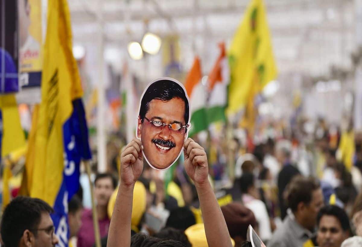 अरविंद केजरीवाल को एक और बड़ा झटका, विजिलेंस डिपार्टमेंट ने निजी सचिव विभव कुमार को किया बर्खास्त