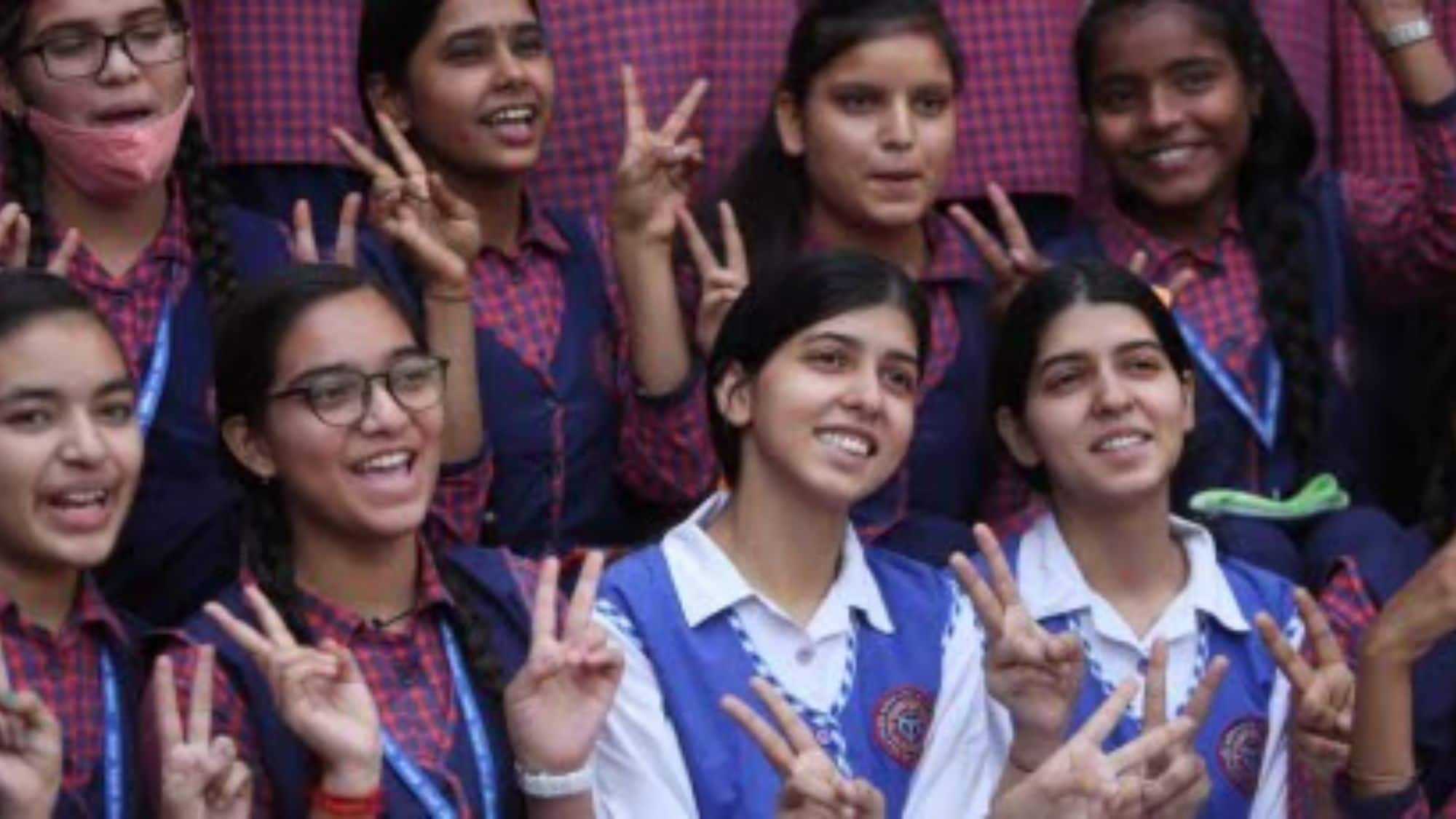 UP Board 10th Topper: प्राची निगम ने 10वीं में पूरे UP में किया टॉप, 98.50% के साथ मारी बाजी