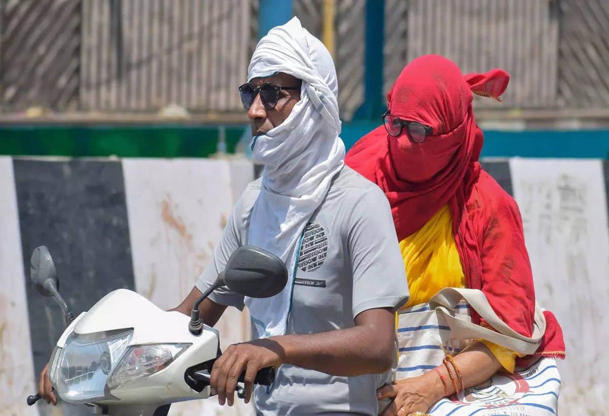 Weather Updates: भीषण गर्मी के प्रकोप के बीच इन राज्यों में बारिश के आसार, जानिए अपने शहर में मौसम का हाल Weather Updates: भीषण गर्मी के प्रकोप के बीच इन राज्यों में बारिश के आसार, जानिए अपने शहर में मौसम का हाल