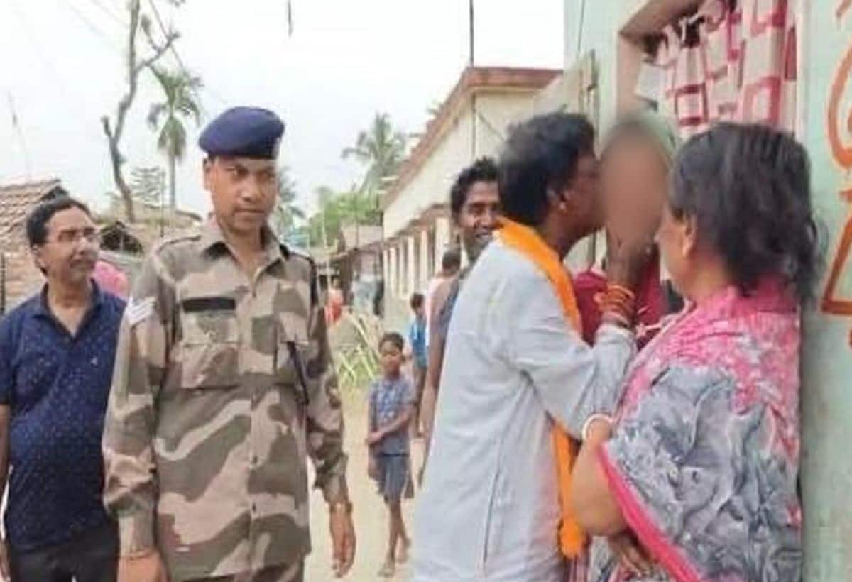 VIDEO: बीजेपी सांसद खगेन मुर्मू ने चुनाव प्रचार के दौरान महिला को किया किस, TMC ने की आलोचना