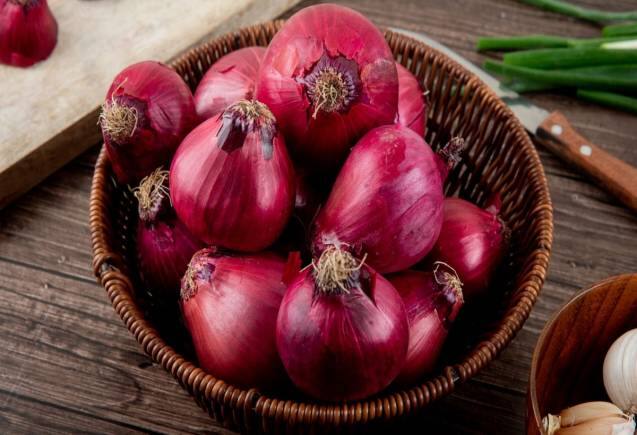 Onion for Diabetes: कच्चा प्याज से Blood Sugar का काम होगा तमाम, स्किन में आएगी ग्लो
