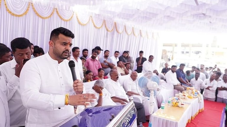 Prajwal Revanna Sex Scandal: देवगौड़ा के पोते ने किया 'कांड', पीड़िता के सनसनीखेज खुलासे के बाद मचा बवाल Prajwal Revanna Sex Scandal: देवगौड़ा के पोते ने किया 'कांड', पीड़िता के सनसनीखेज खुलासे के बाद मचा बवाल