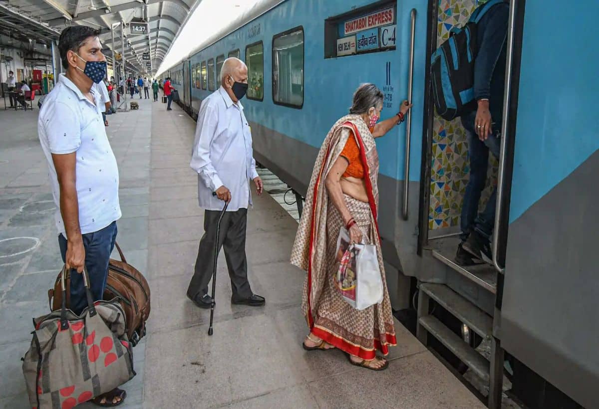 AC कोच में भी हम 5 घंटे तक अपनी सीट छोड़कर Toilet नहीं जा पाए, दिल्ली-चित्तौर ट्रेन के AC-3 में इतनी भीड़ थी