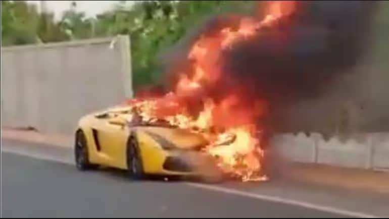 एक करोड़ की Lamborghini स्पोर्ट्स कार पर लगाई आग, पैसों को लेकर हुआ था विवाद, देखें वीडियो एक करोड़ की Lamborghini स्पोर्ट्स कार पर लगाई आग, पैसों को लेकर हुआ था विवाद, देखें वीडियो