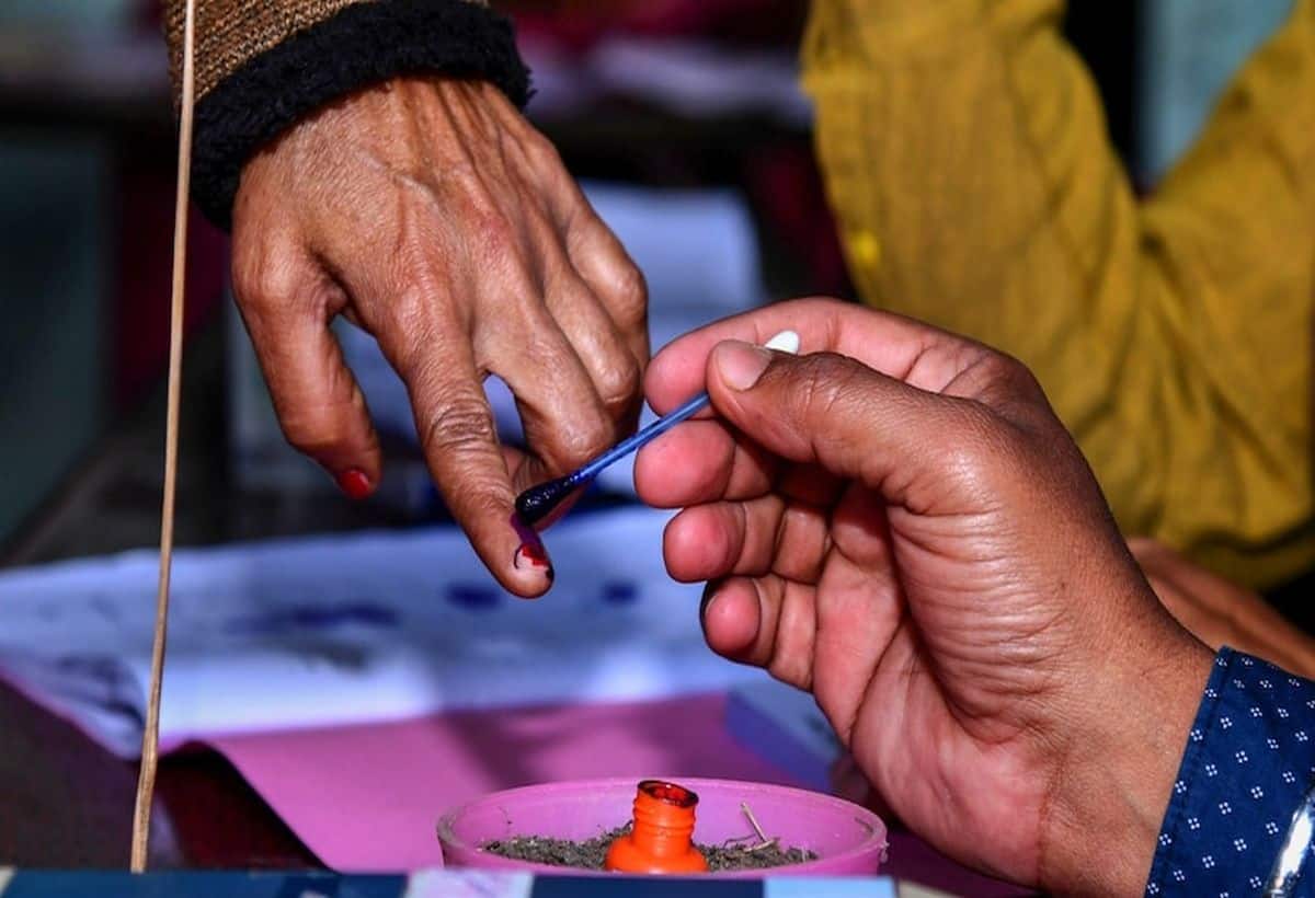 Bihar Election 2025: इलेक्शन कमीशन का बड़ा फैसला, अब मोबाइल लेकर देने जा सकेंगे वोट, बूथ पर होगी ये खास व्यवस्था