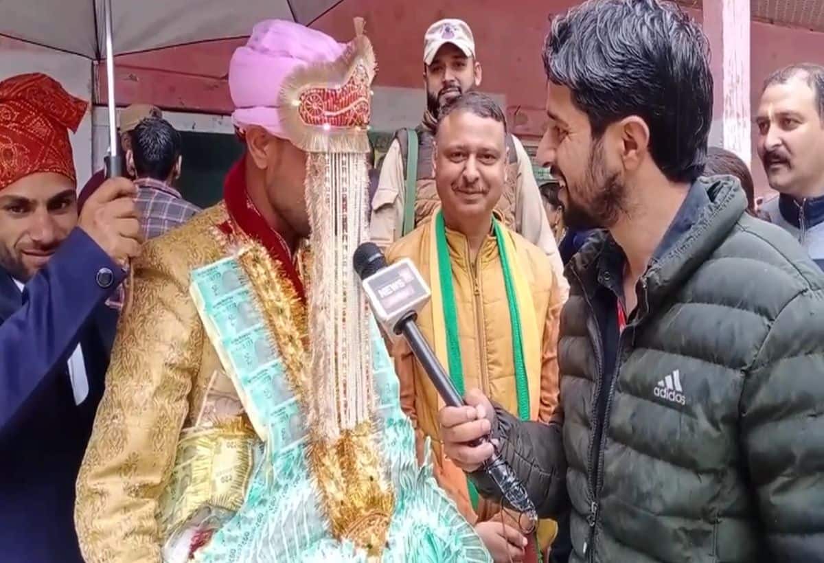 जम्‍मू-कश्‍मीर से आई लोकतंत्र की खूबसूरत तस्वीर, बारात रवाना होने से पहले वोट डालने पहुंचा दूल्हा, दुल्‍हन करती रही इंतजार