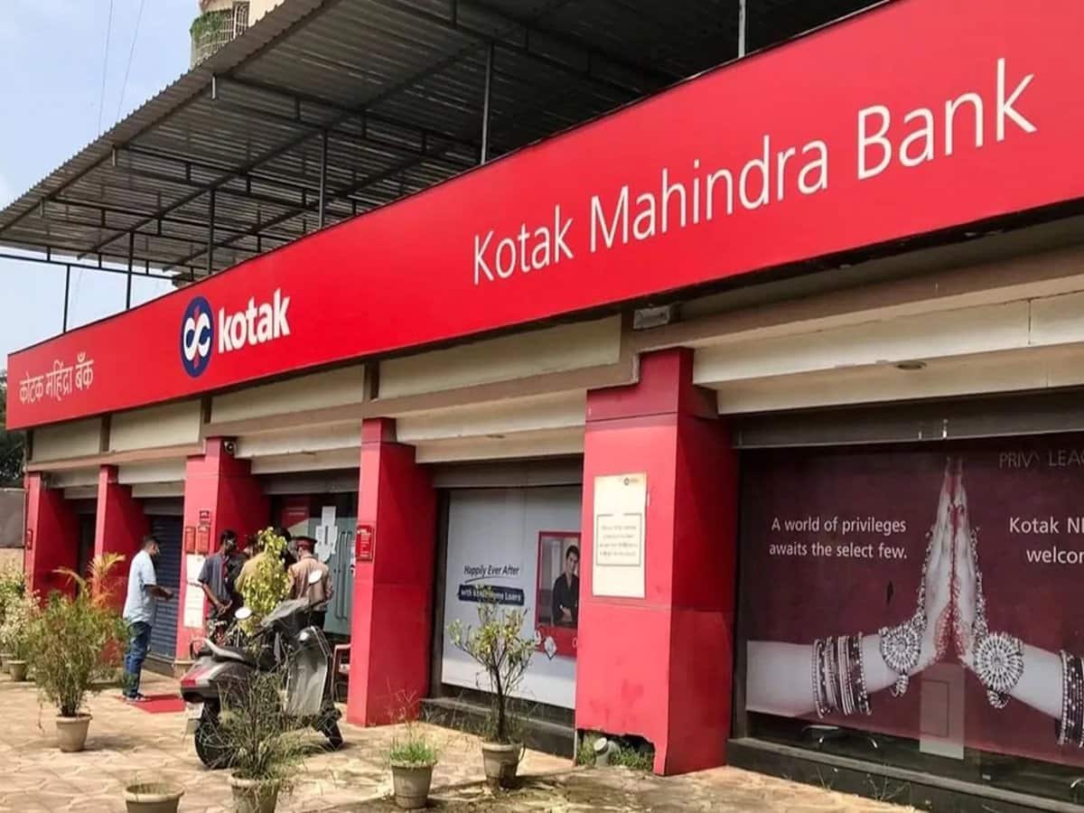 Kotak Mahindra Bank का शेयर धड़ाम, RBI के एक्शन के बाद 11% टूटा Kotak Mahindra Bank का शेयर धड़ाम, RBI के एक्शन के बाद 11% टूटा