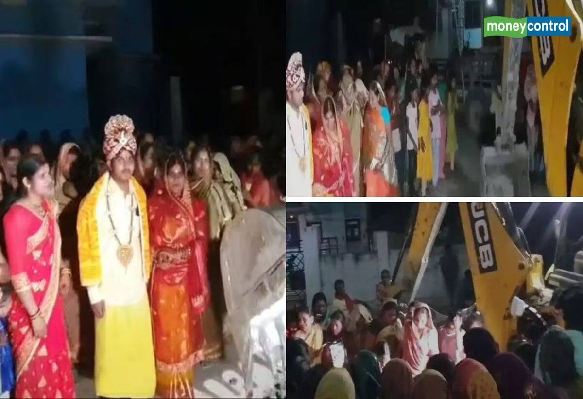 Amazing-Marriage: इस शादी में बुआ की जगह JCB मशीन ने निभाई रस्म, अब पूरे इलाके में हो रही है चर्चा Amazing-Marriage: इस शादी में बुआ की जगह JCB मशीन ने निभाई रस्म, अब पूरे इलाके में हो रही है चर्चा