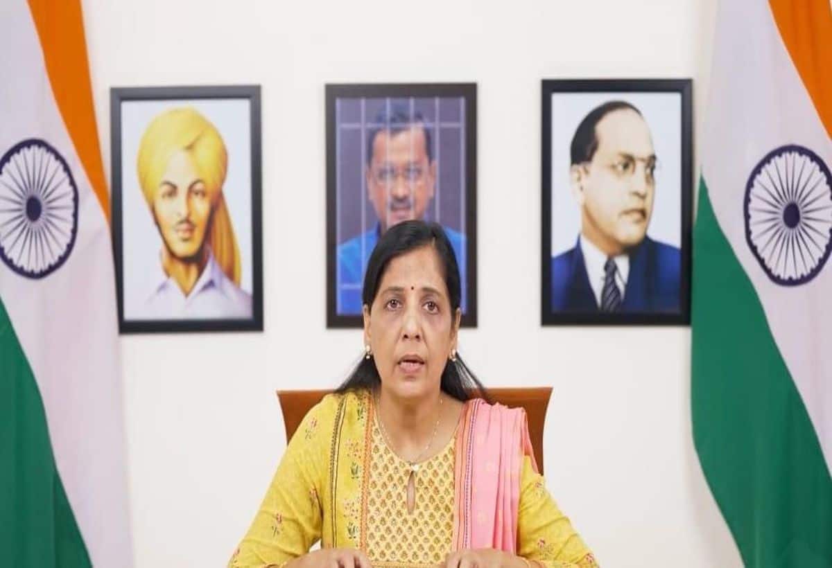 भगत सिंह और बाबासाहेब के बीच में 'जेल में कैद केजरीवाल' की फोटो पर सियासी घमासान