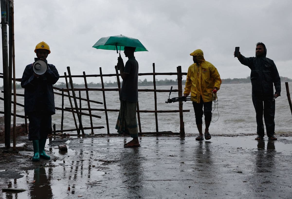 Cyclone Remal: भीषण चक्रवाती तूफान में तब्दील हुआ 'रेमल', कोलकाता एयरपोर्ट बंद, बंगाल में तेज बारिश शुरू, कई ट्रेनें भी रद्द