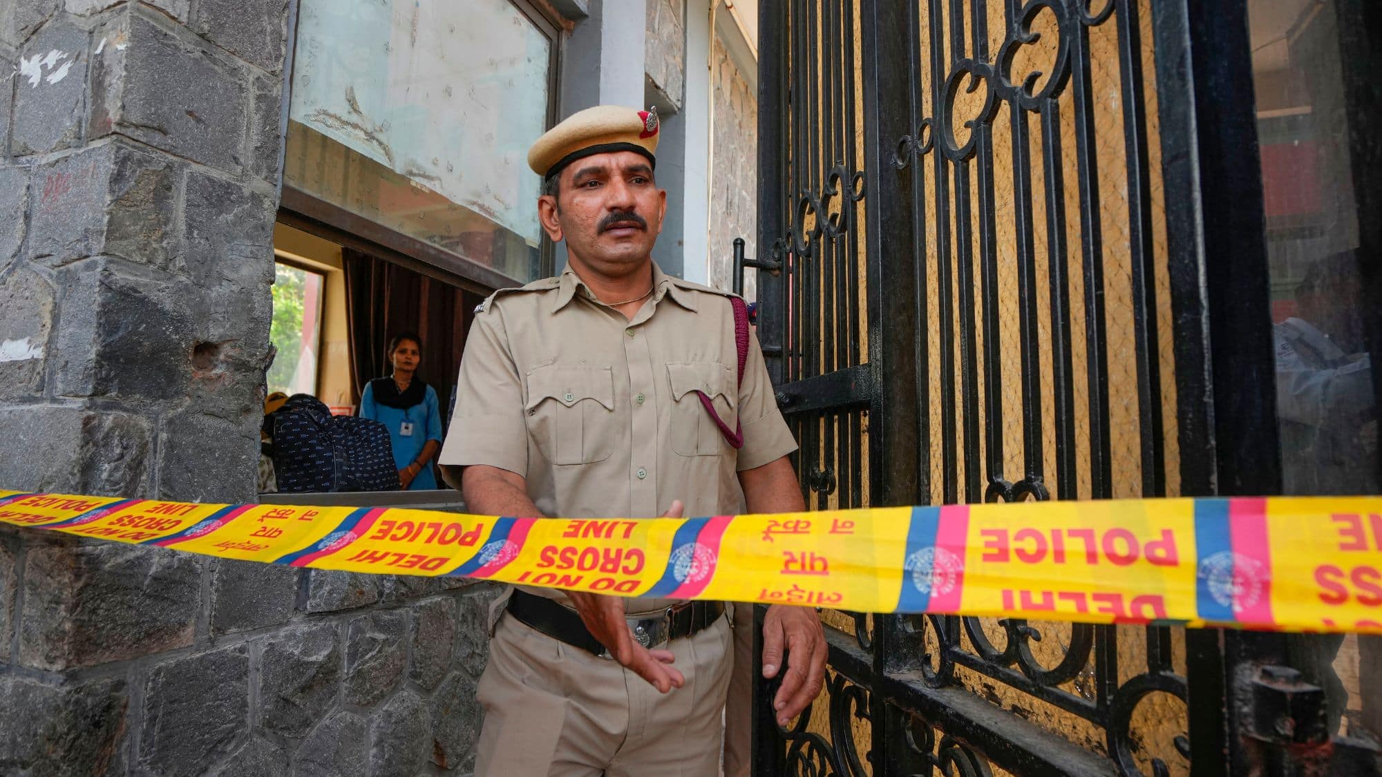 स्कूलों के बाद अब दिल्ली के दो अस्पतालों को मिली बम से उड़ाने की धमकी, सर्च ऑपरेशन जारी