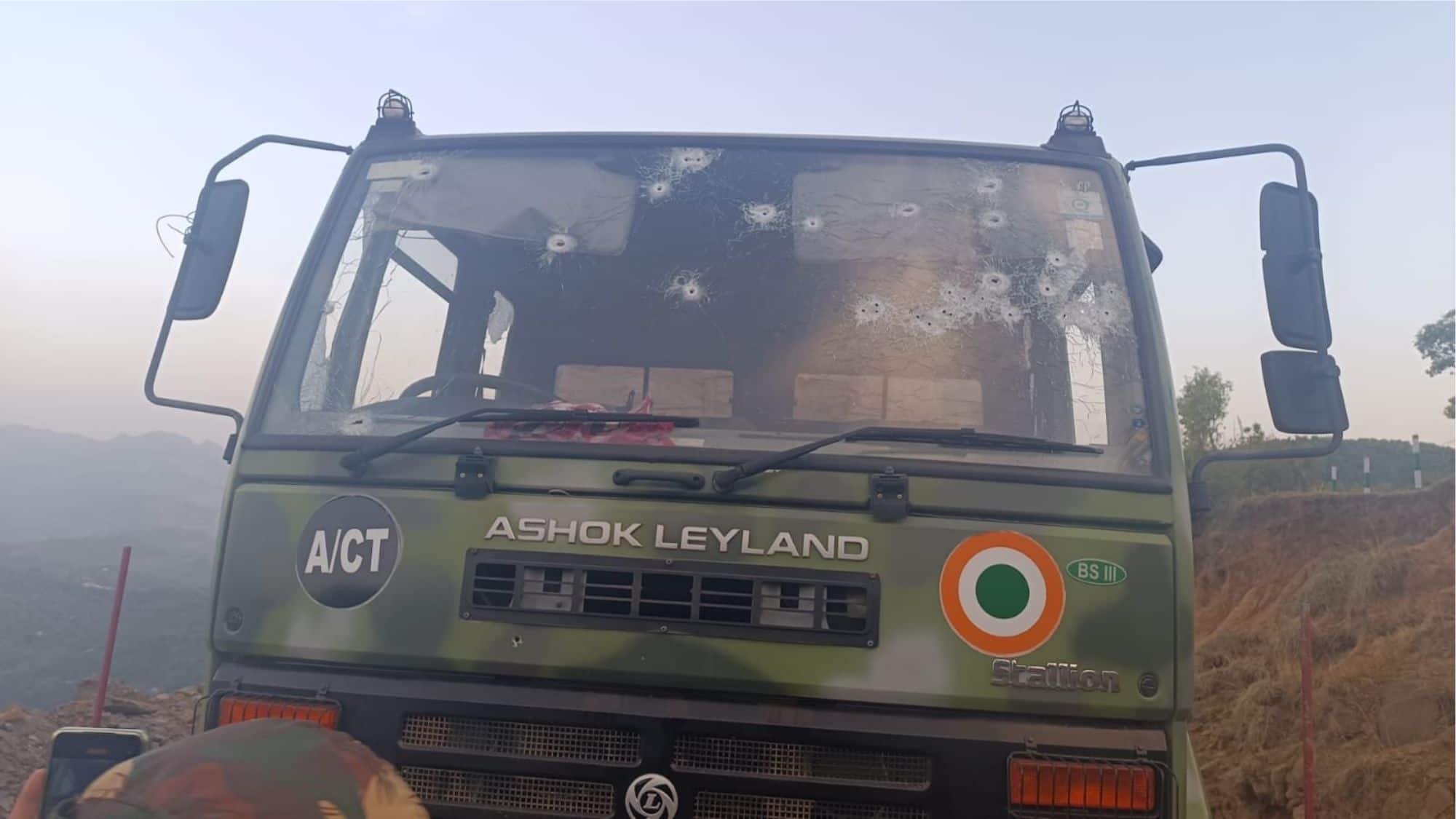 जम्मू कश्मीर में एयरफोर्स के काफिले पर आतंकी हमला, एक जवान शहीद, चार घायल जम्मू कश्मीर में एयरफोर्स के काफिले पर आतंकी हमला, एक जवान शहीद, चार घायल