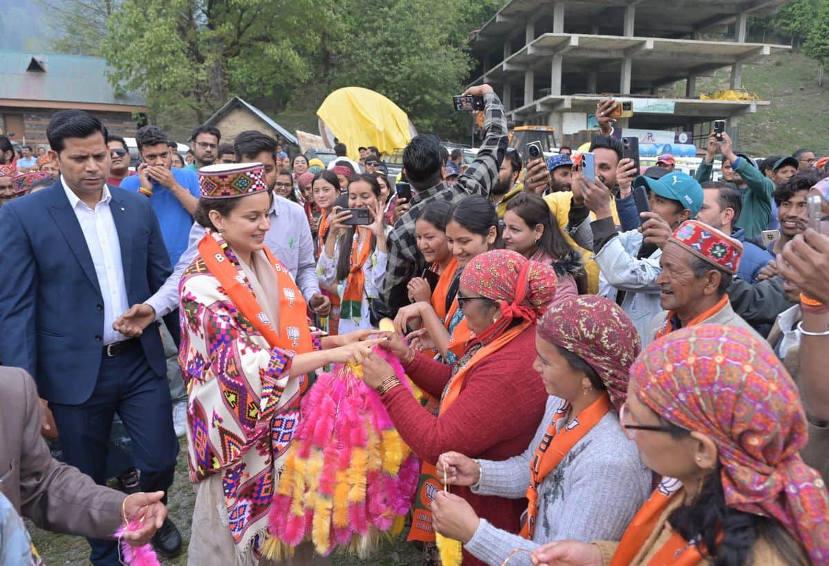 Kangana Ranaut: रोजाना 300 km चुनावी यात्रा कर रही हैं कंगना रनौत, अमित शाह ने फोन पर दी थी चुनाव लड़ने की खबर