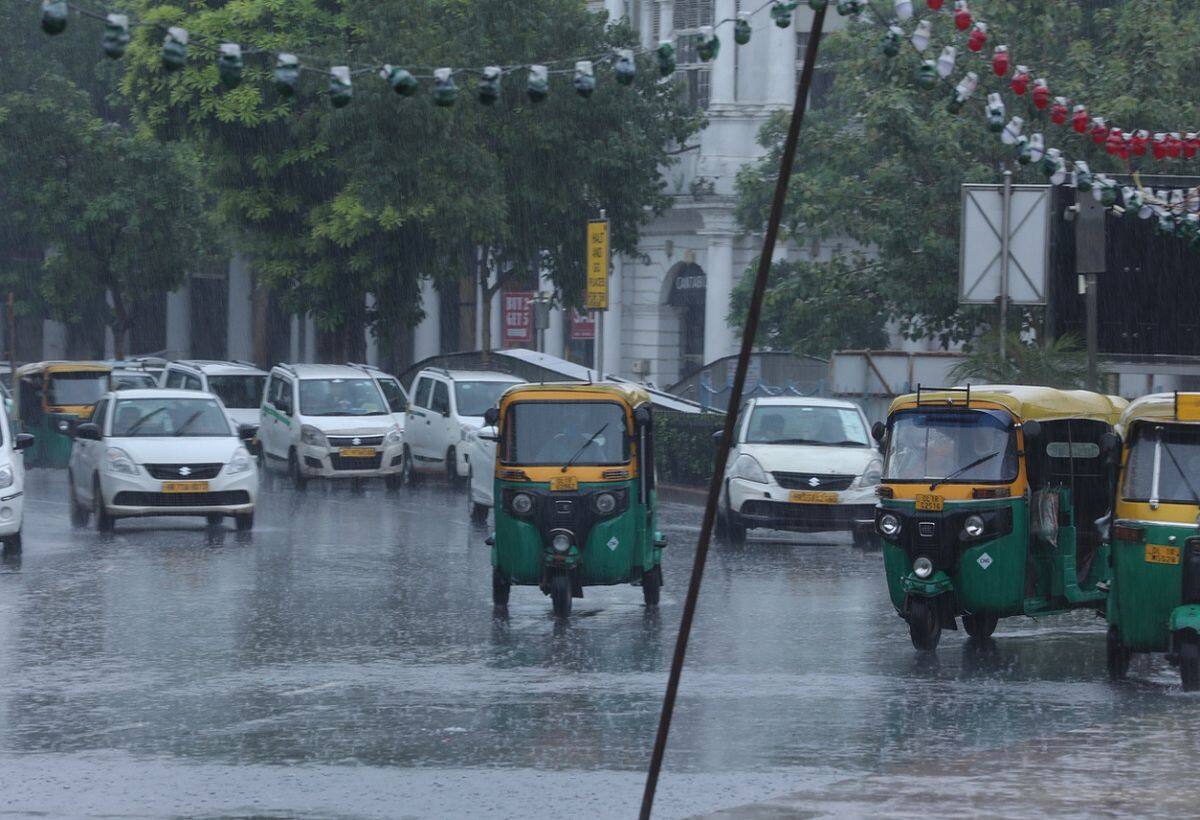 Weather Updates: दिल्ली-NCR में आंधी-बारिश के आसार, कई राज्यों में तापमान में गिरावट Weather Updates: दिल्ली-NCR में आंधी-बारिश के आसार, कई राज्यों में तापमान में गिरावट