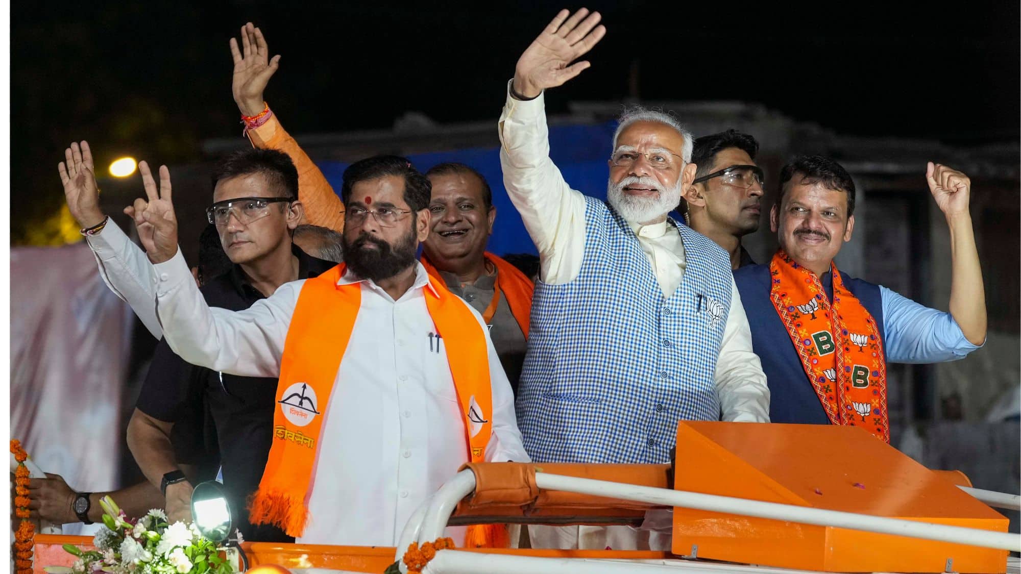 Maharashtra Loksabha Chunav: PM मोदी ने मुंबई में किया भव्य रोड शो, अभिवादन के लिए जुटी भारी भीड़