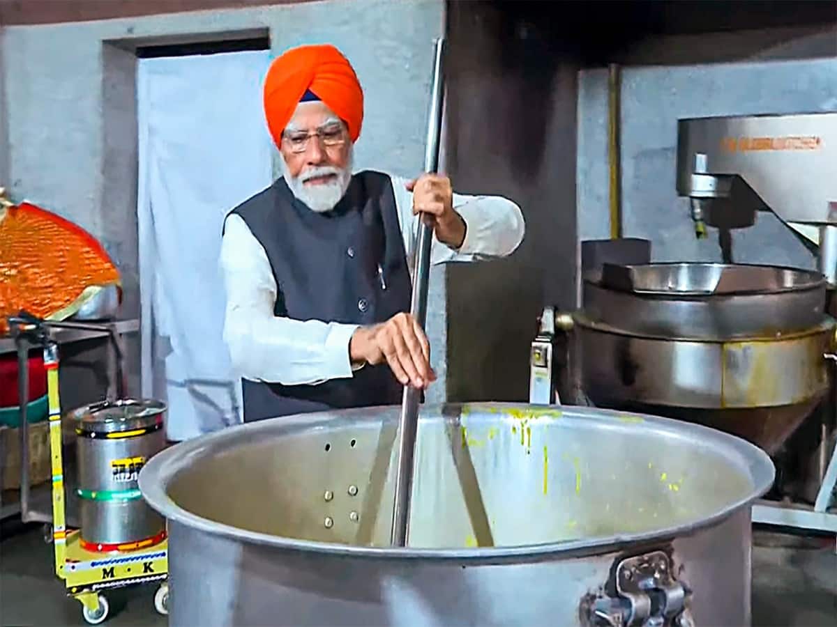 PM Modi in Bihar: पीएम मोदी ने पटना साहिब गुरुद्वारा में छका लंगर, अपने हाथों से लंगर में परोसा प्रसाद PM Modi in Bihar: पीएम मोदी ने पटना साहिब गुरुद्वारा में छका लंगर, अपने हाथों से लंगर में परोसा प्रसाद