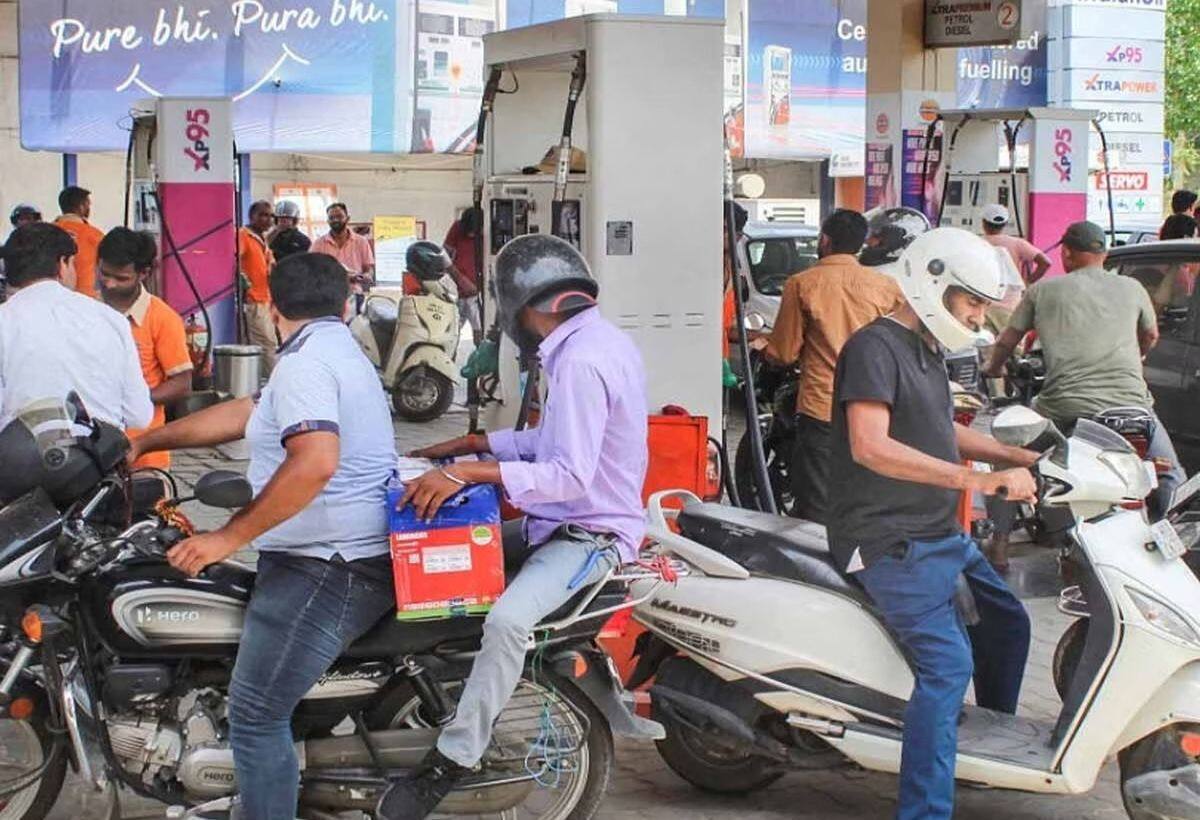 पेट्रोल-डीजल खरीदने की लिमिट सरकार ने कर दी तय, टंकी फुल कराना भूल जाइये, बाइक और कार में सिर्फ इतना मिलेगा तेल पेट्रोल-डीजल खरीदने की लिमिट सरकार ने कर दी तय, टंकी फुल कराना भूल जाइये, बाइक और कार में सिर्फ इतना मिलेगा तेल