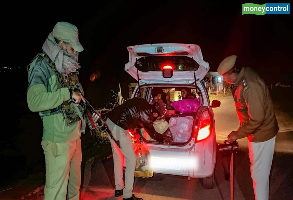 Poonch Terror Attack: आतंकवादियों को पकड़ने के लिए दूसरे दिन भी तलाशी अभियान जारी Poonch Terror Attack: आतंकवादियों को पकड़ने के लिए दूसरे दिन भी तलाशी अभियान जारी