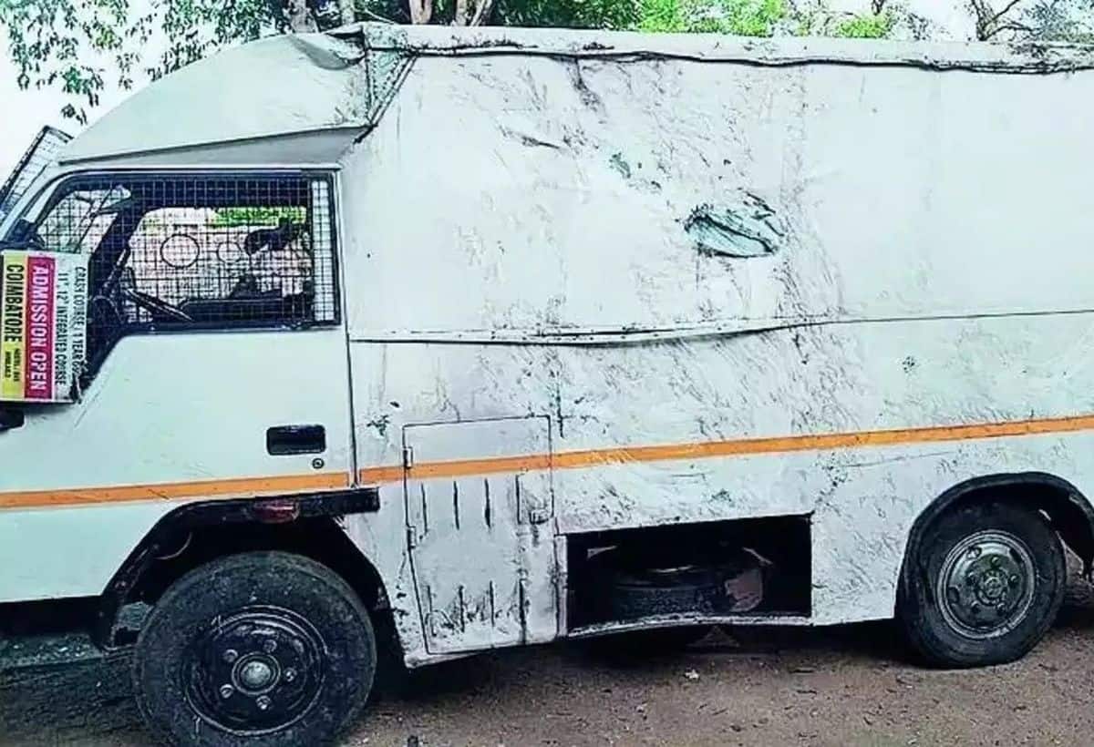 Truck Accident: आगे चल रहे किसी वाहन में लगी तिरपाल उड़ कर ट्रक की विंड शील्ड पर आ गई थी। जिसकी वजह से ट्रक पलट गया।