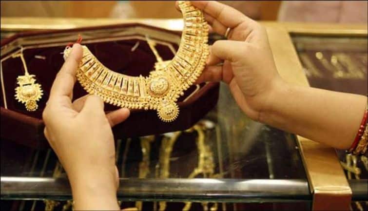 Gold Price Today: आज फिर सस्ता हुआ सोना, चेक करें 10 ग्राम गोल्ड का रेट