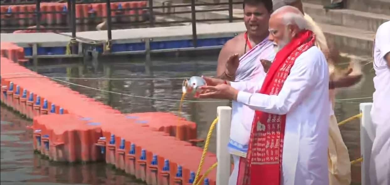 PM Modi Varanasi Nomination: नामांकन से पहले ढोल, नगाड़ों और शंखनाद के साथ पीएम मोदी का भव्य स्वागत, तीसरी बार काशी से चुनाव लड़ रहे पीएम मोदी