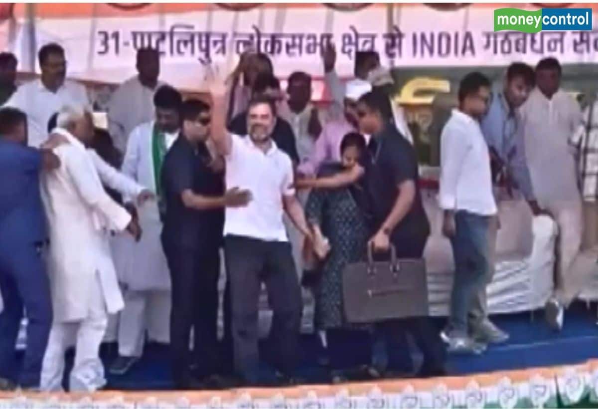 Lok Sabha Chunav 2024 Live: RJD प्रत्याशी मीसा भारती ने राहुल गांधी का हाथ पकड़कर उन्हें संभाला