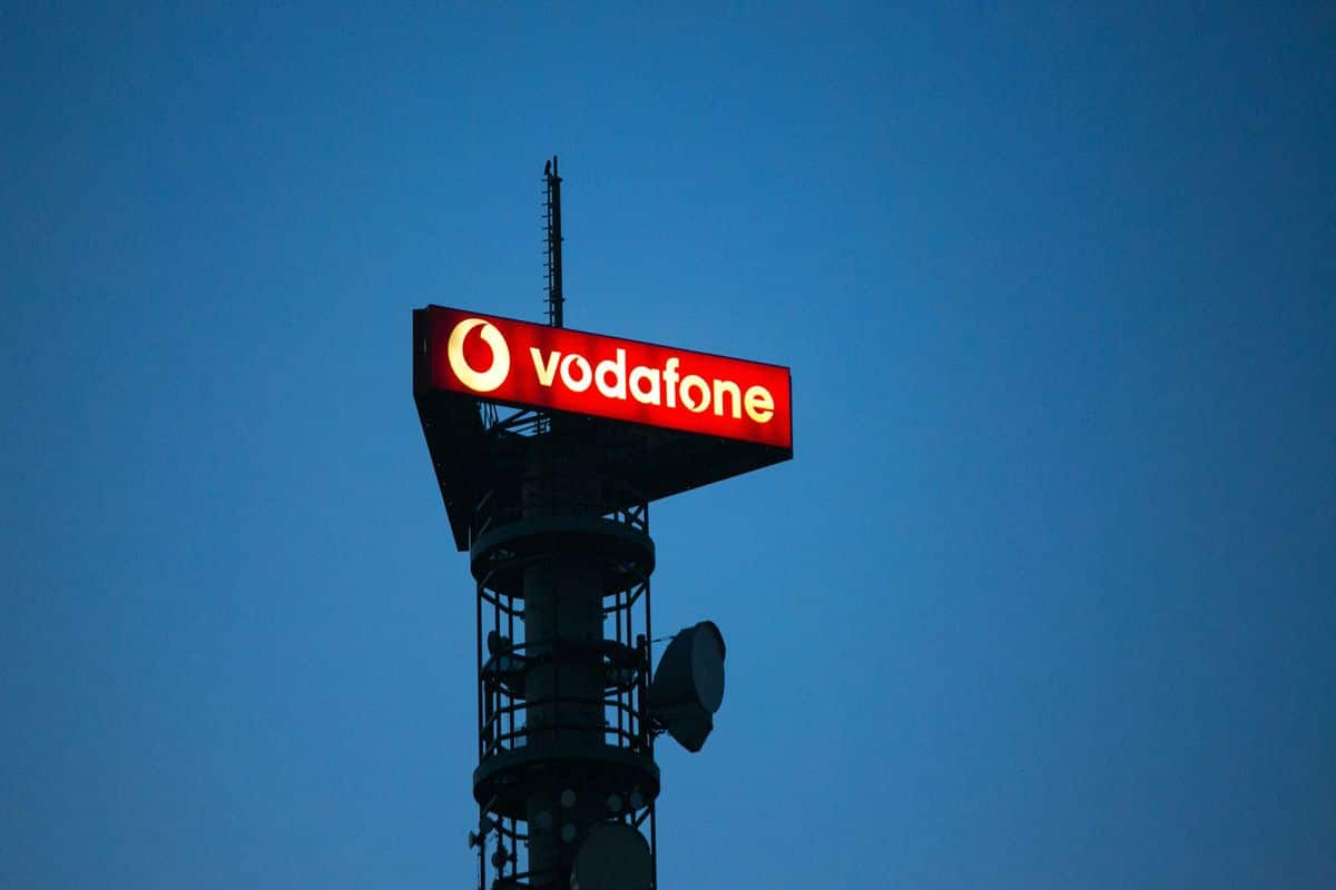 Vodafone Idea अपने प्रमोटर आदित्य बिड़ला ग्रुप से जुटाएगी ₹2,075 करोड़, बोर्ड ने प्रेफरेंशियल शेयर जारी करने की दी मंजूरी