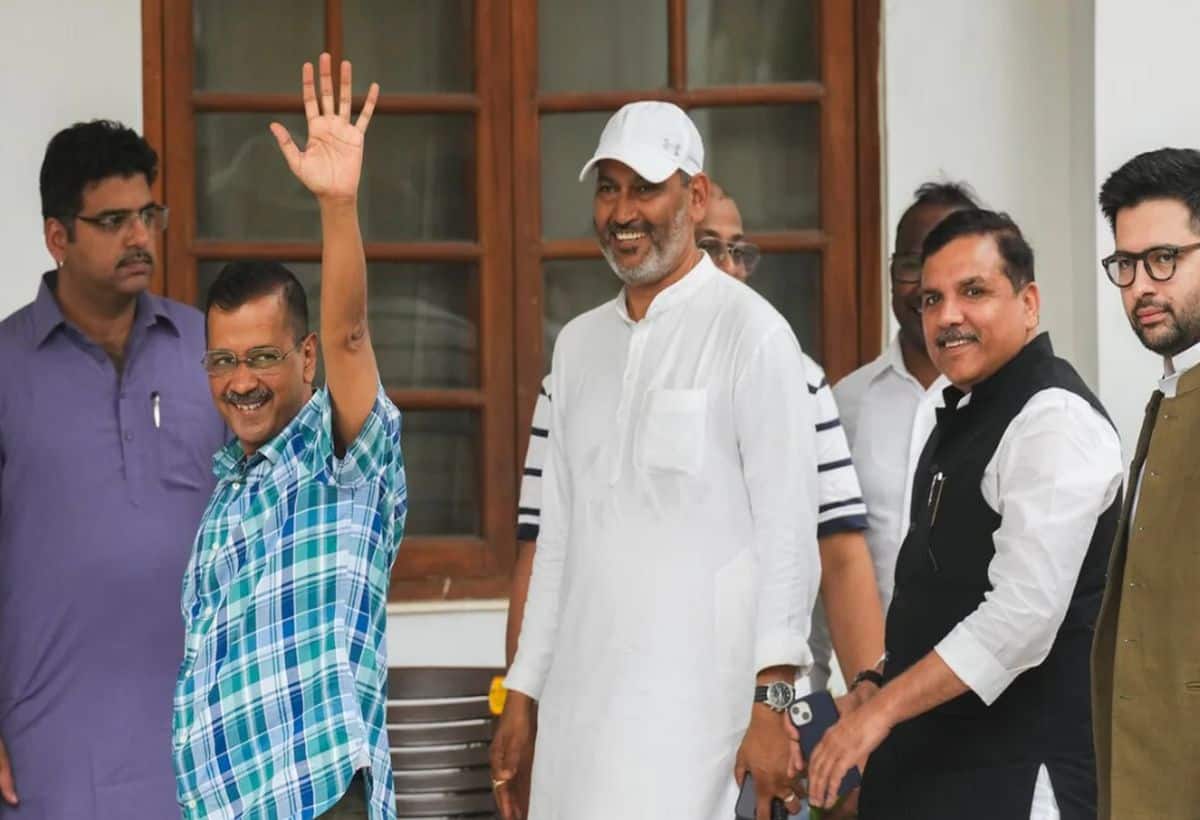 Arvind Kejriwal Surrender: अरविंद केजरीवाल ने तिहाड़ जेल में किया सरेंडर, AAP कार्यकर्ताओं से बोले- "मेरे खिलाफ कोई सबूत नहीं है"
