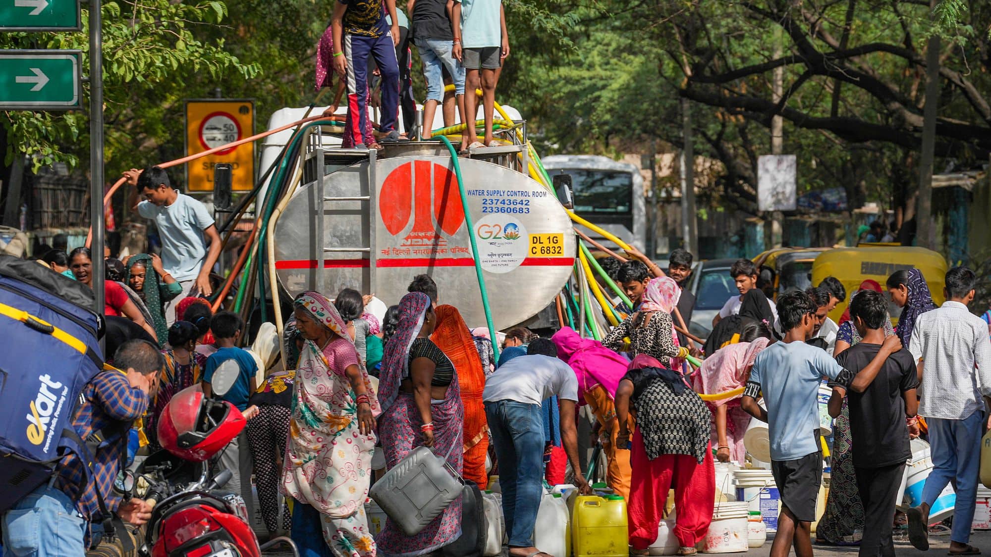 'टैंकर माफिया के खिलाफ कोई एक्शन क्यों नहीं लिया?' दिल्ली जल संकट पर सुप्रीम कोर्ट ने AAP सरकार की लगाई क्लास