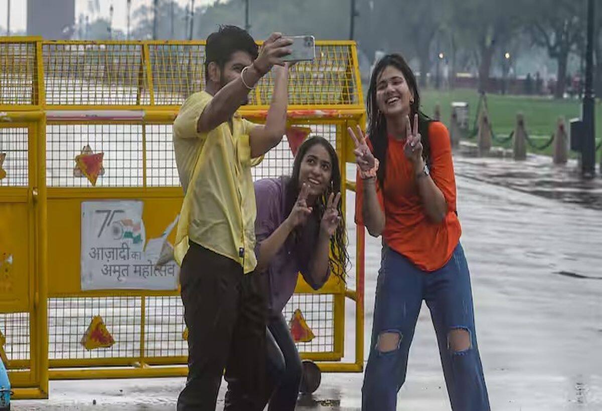 Delhi Rain: दिल्ली में मूसलाधार बारिश, गर्मी से लोगों को मिली राहत, कर्नाटक और केरल समेत कई राज्यों में भारी बारिश की आशंका Delhi Rain: दिल्ली में मूसलाधार बारिश, गर्मी से लोगों को मिली राहत, कर्नाटक और केरल समेत कई राज्यों में भारी बारिश की आशंका