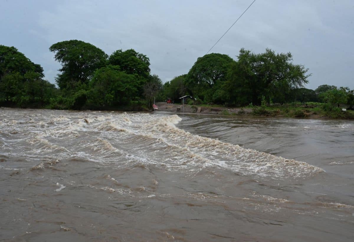 मध्य अमेरिका में मूसलाधार बारिश से तबाही, नदियों में आई बाढ़, 30 लोगों की मौत मध्य अमेरिका में मूसलाधार बारिश से तबाही, नदियों में आई बाढ़, 30 लोगों की मौत