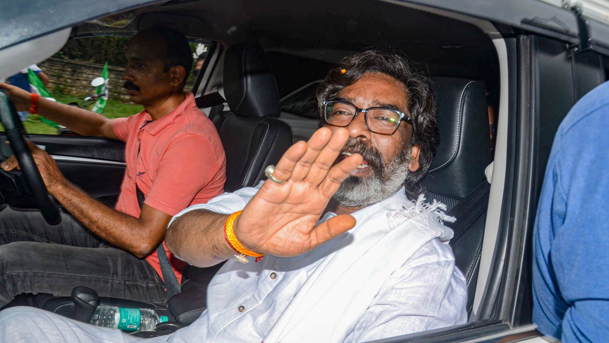 Hemant Soren: 6 महीने बाद जेल से बाहर आए हेमंत सोरेन, जमीन घोटाले में हाई कोर्ट ने झारखंड के पूर्व CM को दी जमानत Hemant Soren: 6 महीने बाद जेल से बाहर आए हेमंत सोरेन, जमीन घोटाले में हाई कोर्ट ने झारखंड के पूर्व CM को दी जमानत