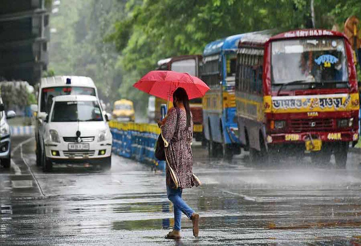 Kolkata Rains: कोलकाता में बारिश से लोगों की मिली राहत, उत्तर बंगाल में मानसून की एंट्री Kolkata Rains: कोलकाता में बारिश से लोगों की मिली राहत, उत्तर बंगाल में मानसून की एंट्री