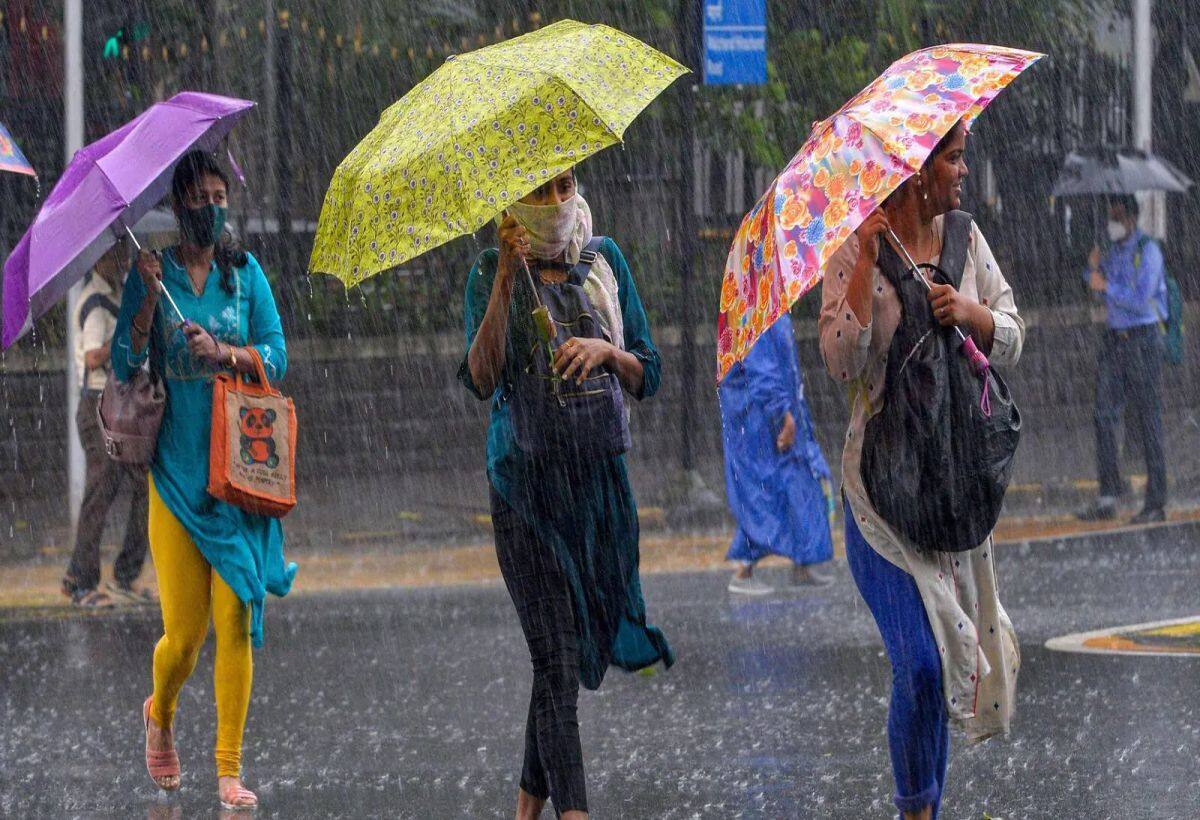 Weather Updates: केरल और कर्नाटक में भारी बारिश का रेड अलर्ट, महाराष्ट्र में ऑरेंज अलर्ट, दिल्ली में लू से मिली राहत
