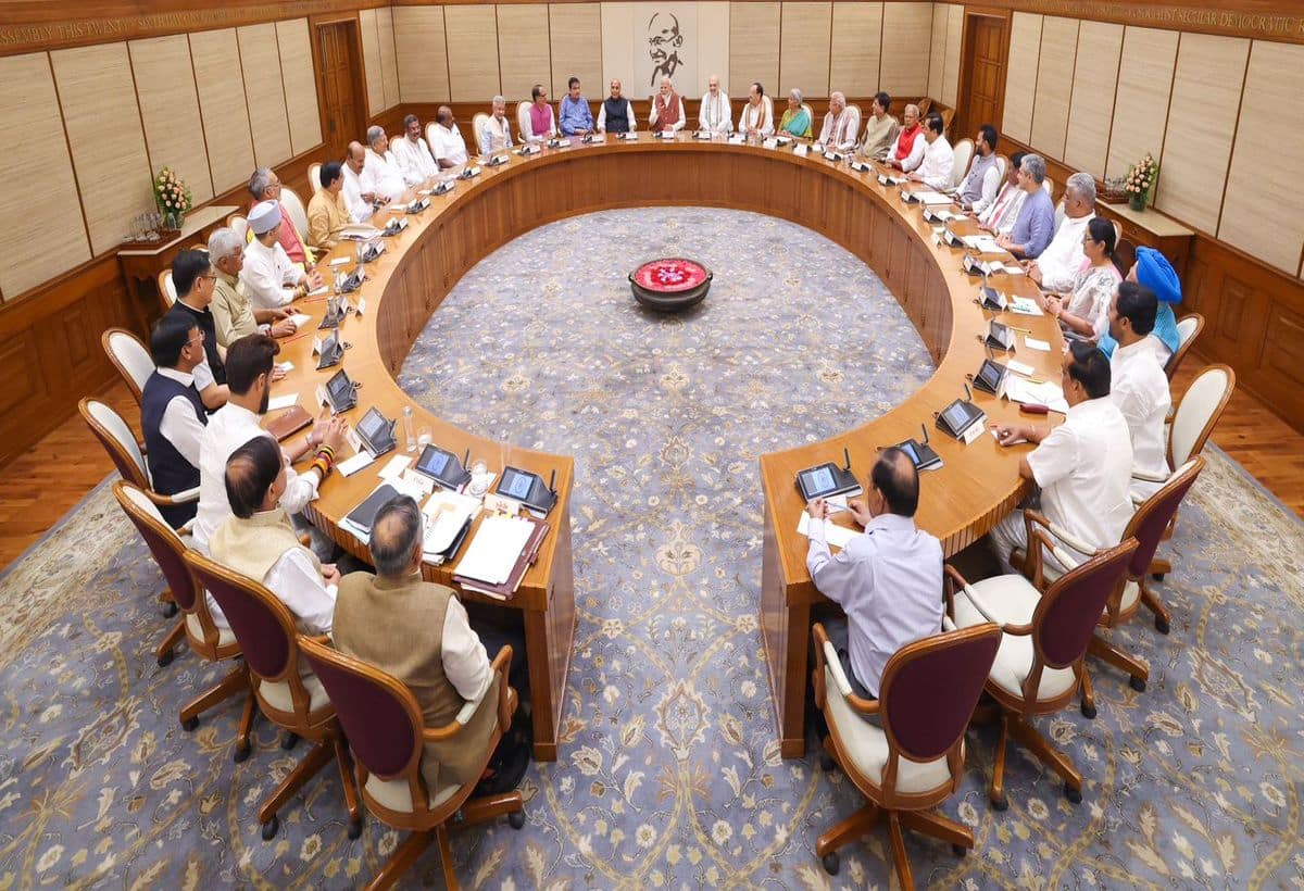 Modi 3.0 Cabinet: मोदी कैबिनेट की पहली बैठक जारी है। थोड़ी देर में मंत्रिमंडल में किसे कौन सा मंत्रालय मिला है उसकी लिस्ट जारी कर दी जाएगी
